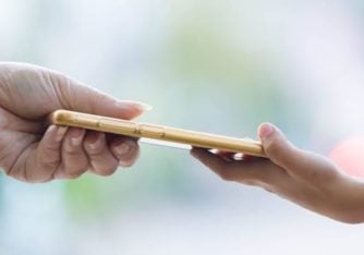 Handing your phone to a friend? Make sure they can use only one app!